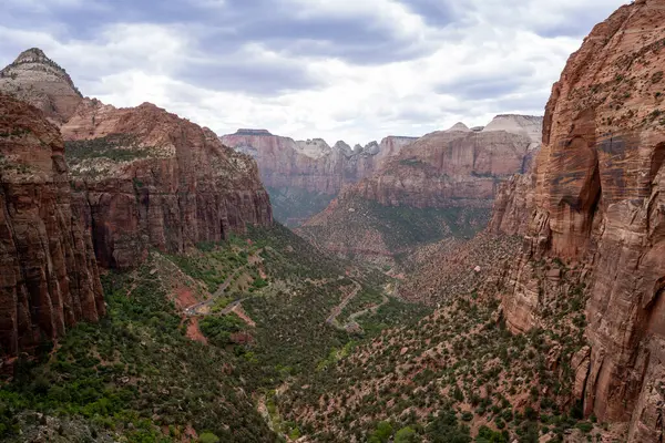 Utah, ABD 'deki Zion Canyon Overlook patikasından Zion Ulusal Parkı manzarası.