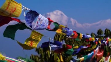 Nepal dağlarında renkli dua bayrakları. Özellikle bu dağ Dhaulagiri..