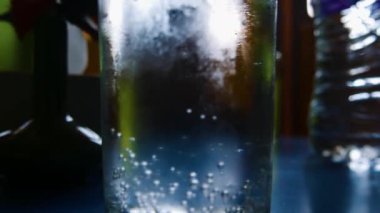 Bir bardak köpüklü Sprite soğuk içeceği.