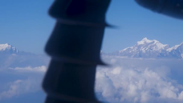 雲と山の美しい景色を望む飛行機プロペラエンジンウィング — ストック動画