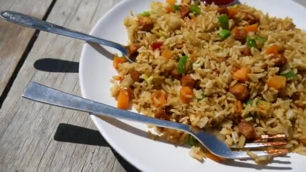 Csirke Sült Rizs Zöldségekkel Mint Sárgarépa Hagyma Stb Paradicsom Szósz — Stock videók