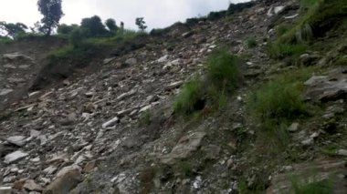 Nepal tepeleri boyunca heyelan. Tepenin bütün tarafı yolda çöktü..