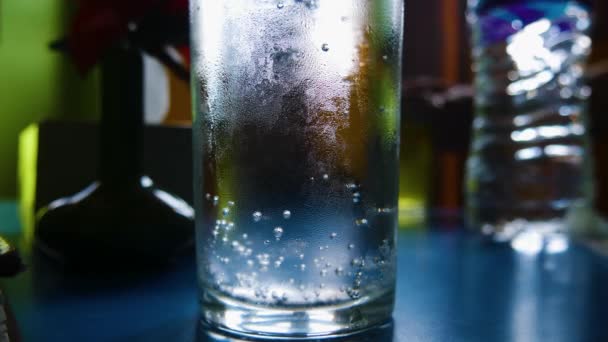 玻璃杯中的雪碧冷饮 有气泡上升 旁边还有一个人在喝冷饮 — 图库视频影像