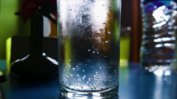 Sprite Κρύο Ποτό Ένα Ποτήρι Φυσαλίδες Ανεβαίνει Παγωμένο Σόδα Κρύο — Αρχείο Βίντεο