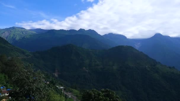 Tohle Pohled Ghandruku Nepálu Zelené Kopce Plné Lesa Kousek Zasněžené — Stock video