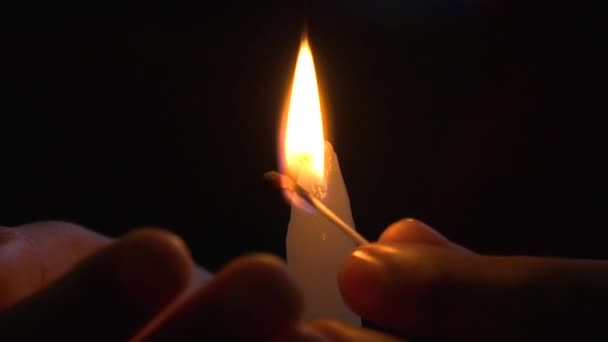 Osoba Zapalająca Świeczkę Zapałką Powolnym Zapaleniem Świecy Powoli Paląca Świecę — Wideo stockowe