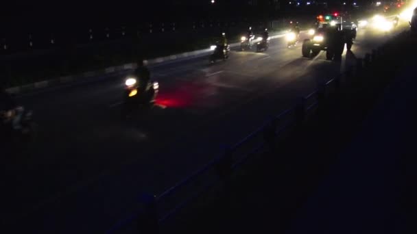 Tracteur Côté Énorme Trafic Plein Véhicules Dans Une Route Nuit — Video