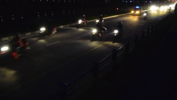 夜の高速道路で車でいっぱいの巨大トラフィックと一緒に運転し 急いで — ストック動画