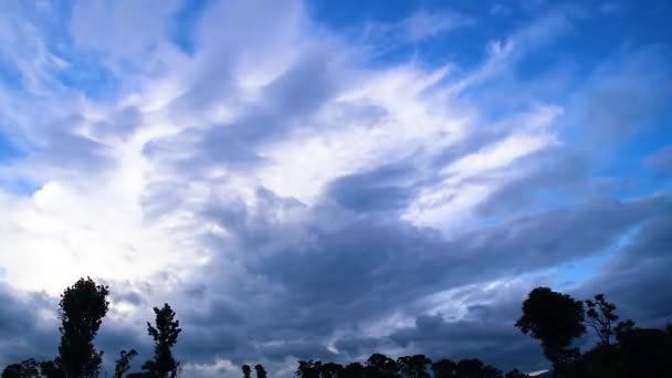 Тімелапс Блакитного Неба Білими Хмарами Темними Хмарами Трохи Природи Деревах — стокове відео