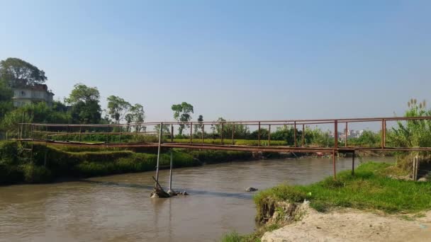 Corvos Pássaros Sentados Uma Ponte Ferro Velha Rio Feito Por — Vídeo de Stock