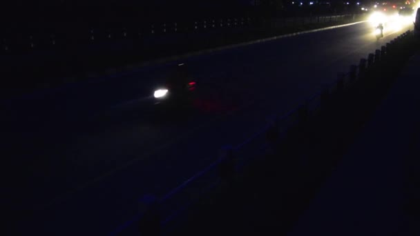 巨大的车辆在夜间的高速公路上涌入 — 图库视频影像