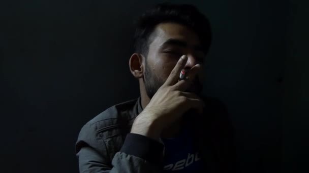 Persona Hombre Fumando Cigarrillo Una Habitación Oscura — Vídeo de stock