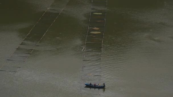 Lassított Felvétel Egy Emberről Egy Hajón Kulekhani Vízierőmű Víztározójában Csónakázásról — Stock videók