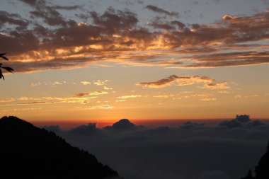 Gün batımında turuncu bulutlar.