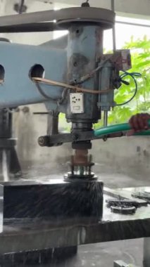 Granit anıtın elle cilalanması