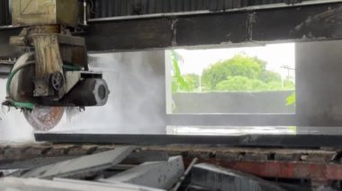 Granit levhaların kenar kesimi için köprü kesme makinesi.
