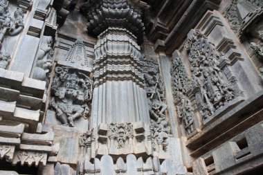 Hindistan, Karnataka 'nın Hasan ilçesindeki Belur taluk' taki Chennakeshava Tapınağı 'nda bir sanat eserini ve taş oymalarını yakından çekiyoruz.