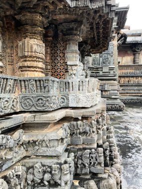 Hindistan, Karnataka 'nın Hasan ilçesindeki Belur taluk' taki Chennakeshava Tapınağı 'nda bir sanat eserini ve taş oymalarını yakından çekiyoruz.