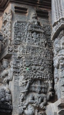 Hindistan, Karnataka 'nın Hasan ilçesindeki Belur taluk' taki Chennakeshava Tapınağı 'nda bir sanat eserini ve taş oymalarını yakından çekiyoruz.