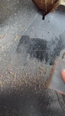 Kirli bacayı temizleyen bir adam..