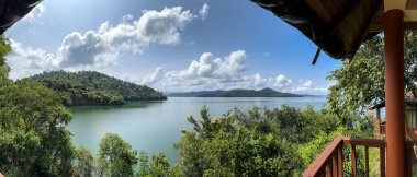 Nehrin manzarası ve Bhadra 'daki tatil köyünden tepeler.