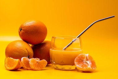 Portakalları yakın plan çek, portakalı soy ve bir bardağı kamışla doldur..