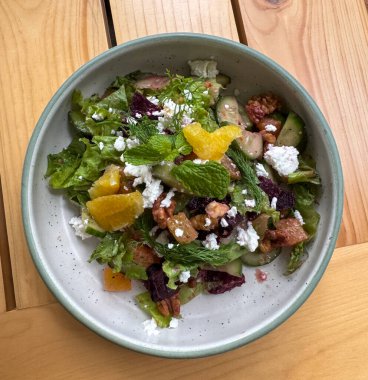 Bir kase dolusu ceviz ve pancar salatası.