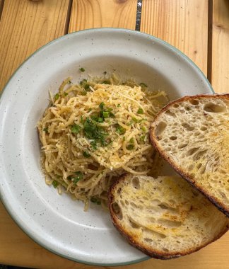 Sarımsaklı ekmekli bir tabak spagetti aglio olio.