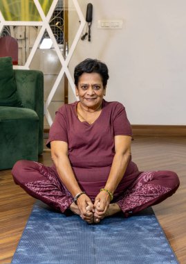 Kelebek pozu veren bir bayanın ya da yoga minderinde titli asana yapan bir kadının yakın çekimi.