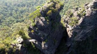 Üç Kız Kardeş, Yeni Güney Galler 'in Mavi Dağları' nda sıradışı bir kaya oluşumudur.