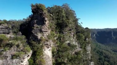 Üç Kız Kardeş, Yeni Güney Galler 'in Mavi Dağları' nda sıradışı bir kaya oluşumudur.  