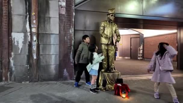 Shimbashi Station Street Bronze Man Performance — Stock video