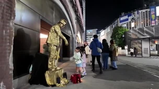 Shimbashi Station Street Bronzen Man Prestaties — Stockvideo