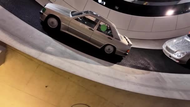 Штутгарт Німеччина 2024 Музей Mercedes Benz Автомобільний Музей Штутгарті — стокове відео