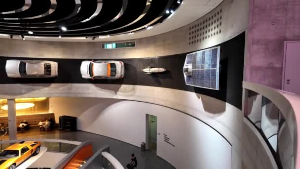 Stuttgart Německo 2024 Muzeum Mercedes Benz Automobilové Muzeum Stuttgartu — Stock video