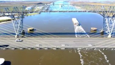 Gökkuşağı Köprüsü, Güneydoğu Teksas 'taki Neches Nehri' ni geçerek Sabine Gölü 'nün yukarısından geçen bir köprü. Eyalet Otoyolu 87 ve Eyalet Otoyolu 73 'ün Jefferson County' deki Port Arthur 'u nehrin güneybatı yakasına bağlamasına olanak sağlıyor.