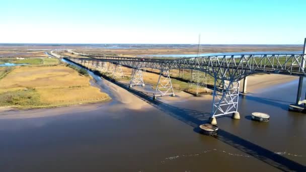 彩虹桥 Rainbow Bridge 是一座穿桁架桥 从萨宾湖上游穿过德克萨斯州东南部的纳马河 它允许87号州际公路和73号州际公路连接杰斐逊县西南河岸的亚瑟港 — 图库视频影像