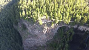 Spahat Creek Şelalesi, Wells Gray il parkında Clearwater Vadisi Yolu üzerindeki Spahat Creek 'te bir şelaledir.