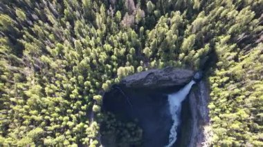 Spahat Creek Şelalesi, Wells Gray il parkında Clearwater Vadisi Yolu üzerindeki Spahat Creek 'te bir şelaledir.