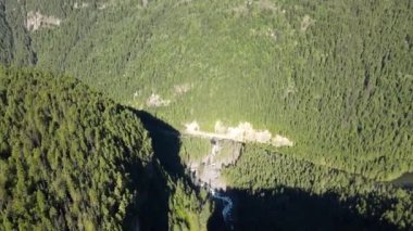 Spahat Creek Şelalesi, Wells Gray il parkında Clearwater Vadisi Yolu üzerindeki Spahat Creek 'te bir şelaledir.