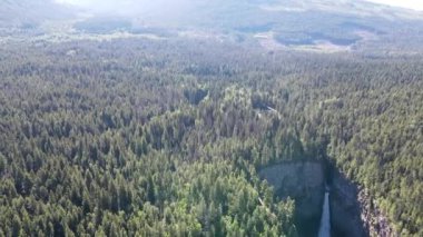 Spahat Creek Şelalesi, Wells Gray il parkında Clearwater Vadisi Yolu üzerindeki Spahat Creek 'te bir şelaledir.