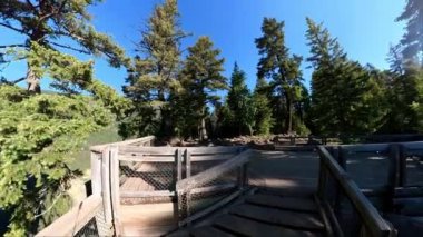 Spahat Creek Şelalesi, Wells Gray il parkında Clearwater Vadisi Yolu üzerindeki Spahat Creek 'te bir şelaledir.