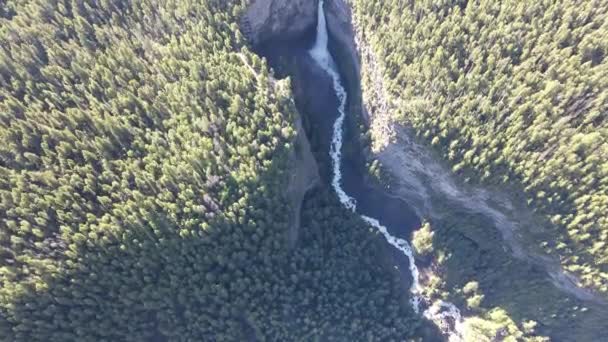 斯帕霍特河瀑布 Spahat Creek Falls 是位于威尔斯格雷省公园清水谷道的斯帕霍特河瀑布 — 图库视频影像