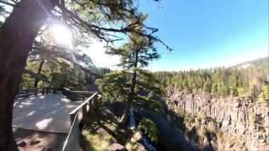 Spahat Creek Şelalesi, Wells Gray il parkında Clearwater Vadisi Yolu üzerindeki Spahat Creek 'te bir şelaledir.