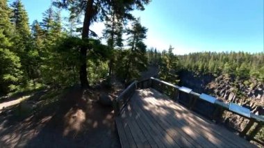 Spahat Creek Şelalesi, Wells Gray il parkında Clearwater Vadisi Yolu üzerindeki Spahat Creek 'te bir şelaledir.