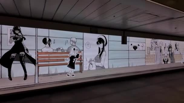 Jr新宿駅を通過したLed新宿ウォール456 東京都Jr新宿駅の通路に設置された大型視聴覚Ledディスプレイ 高さ1 7メートル 456メートルの新宿ウォール456は Jr駅の2つの出口の間のショートカットとして — ストック動画
