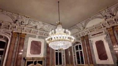 New Palace ya da The New Castle çeşitli bakanlıklara ve devlet kabul odalarına ev sahipliği yapmaktadır. New Castle (Almanca: Neues Schloss) 18. yüzyılda Stuttgart 'ta kurulan ve Güney Almanya' da inşa edilen son büyük şehir saraylarından biridir.