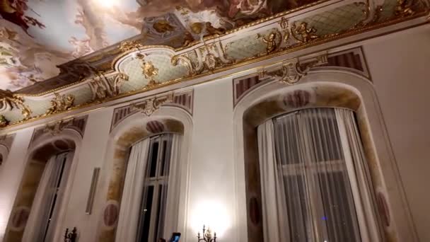 新宮殿やニューキャッスルには さまざまな省庁や州のレセプションルームがあります ニューキャッスル ドイツ語 Neues Schloss シュトゥットガルトにある18世紀のバロック様式の宮殿であり 南ドイツで建てられた最後の大都市宮殿の一つです — ストック動画