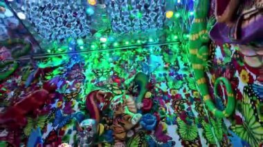 Samuray Lokantası Kabukicho Tokyo, Shinjuku Japonya 'daki yeni Robot Restoranı, bu onun ruhani ardılı, neo-Japon kabaresi. Kılık değiştirmiş dansçılar, sahne kavgaları, çılgın Taiko davulları ve hatta birkaç robot bekleyin..