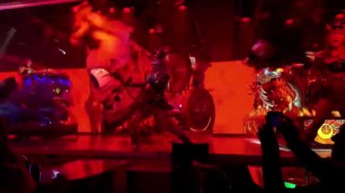 Samuray Lokantası Kabukicho Tokyo, Shinjuku Japonya 'daki yeni Robot Restoranı, bu onun ruhani ardılı, neo-Japon kabaresi. Kılık değiştirmiş dansçılar, sahne kavgaları, çılgın Taiko davulları ve hatta birkaç robot bekleyin..